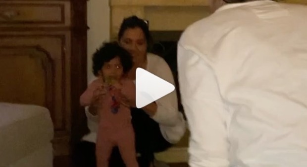 Kobe Bryant, a 4 mesi dalla morte la figlia più piccola muove i primi passi: il video diventa virale