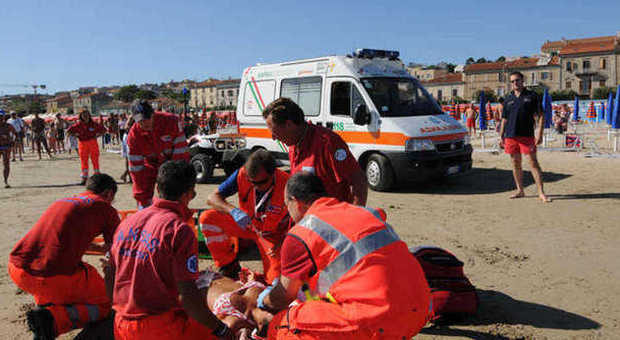 Salerno. Malore in spiaggia, inutili i soccorsi: insegnante 47enne stroncata da emorragia cerebrale