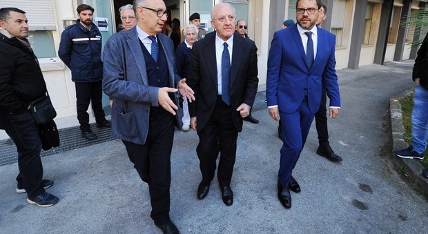 Da sinistra il direttore generale del Ruggi d'Aragona Vincenzo Viggiani, il governatore Vincenzo De Luca e il rettore Aurelio Tomasetti