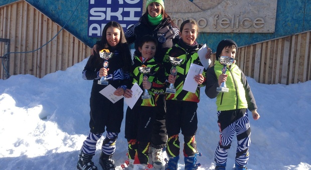 I baby sciatori protagonisti insieme all'allenatrice