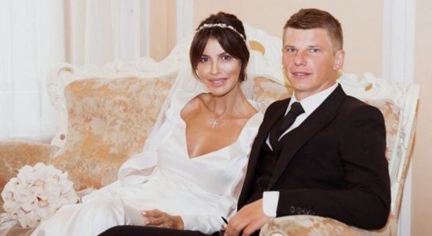 Arshavin, la moglie cacciata dall'aereo: "Sono un agente segreto". Ecco cos'è successo a bordo
