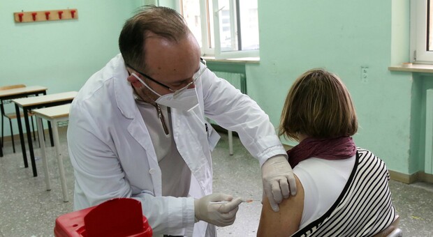 Vaccini a Caserta, largo ai richiami: rinviata l'ipotesi open day Astrazeneca