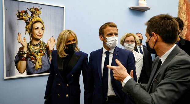 Macron a Villa Medici con Brigitte: visita alla mostra della fotografa Natacha Lesueur