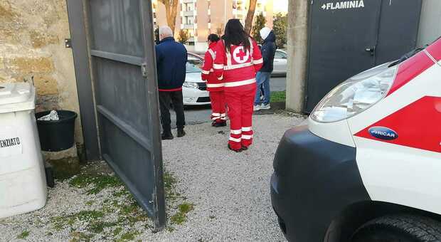 Civita Castellana, ambulanza bloccata per 45 minuti da due auto in sosta vietata