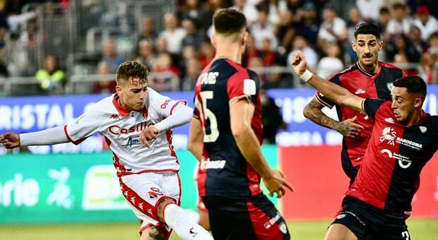Cagliari-Bari, in palio la Serie A. Cheddira sbaglia il rigore, l'andata della finale finisce in parità (1-1)