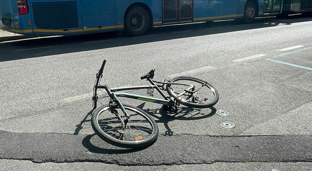 La bicicletta travolta dall'auto in via De Gasperi