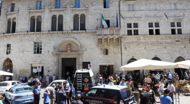 Due giudici aggrediti a coltellate in aula: choc a Perugia, arrestato un uomo