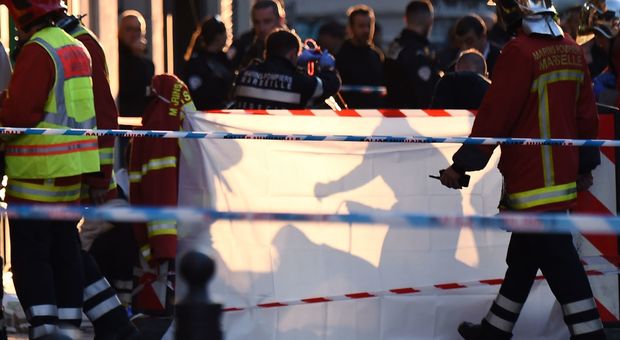 Marsiglia, Spara e accoltella passanti in centro: ucciso dalla polizia