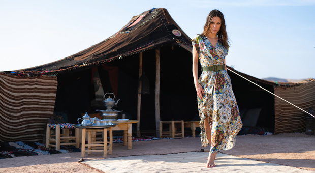 Glamping, la nuova tendenza è il campeggio chic: tute e sahariane per le nomadi glamour