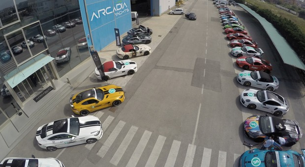 Le supercar parcheggiate fuori dal cantiere di Arcadia