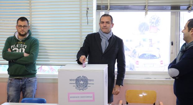 Napoli, il sindaco De Magistris vota al referendum costituzionale