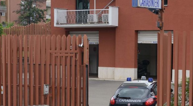 Minaccia l'autista del bus e rompe un vetro: arrestato uno straniero a Monterosi