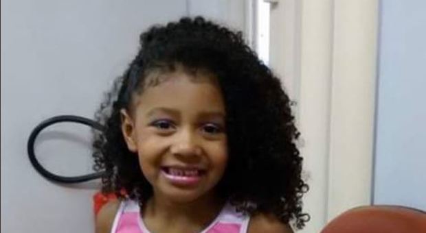 Bambina di otto anni muore in Brasile: «Colpita da un colpo sparato dalla polizia»
