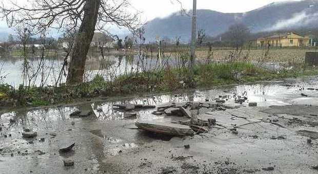 Maltempo in Campania. Esplode conduttura: piena di acque nere, disastro in 6 comuni