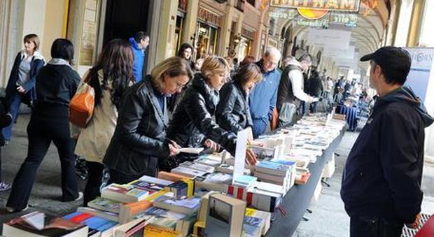 Roma, i venditori abusivi "camuffati" da librai