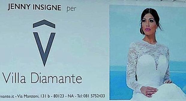 Napoli, lady Insigne a sorpresa: modella in abito bianco a Mergellina
