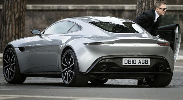 James Bond esce dalla sua Aston Martin DB10 a Roma