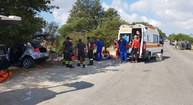 Tuscania: auto si schianta contro un albero, un morto e quattro feriti gravi