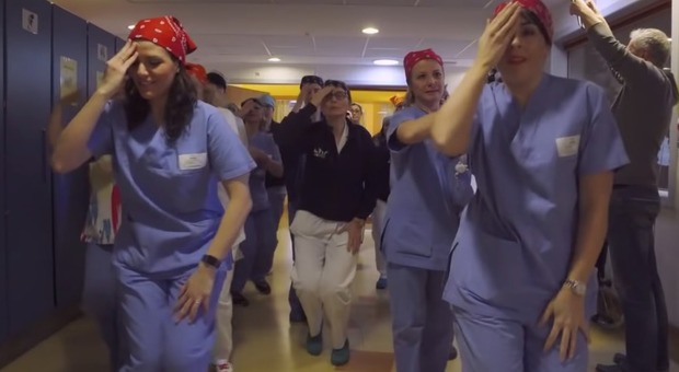 Il flash mob di medici e infermieri per i bimbi malati dell'ospedale pediatrico Meyer