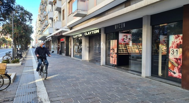 Covid, Abruzzo rosso solo per un giorno: il caos dell'apertura dei negozi