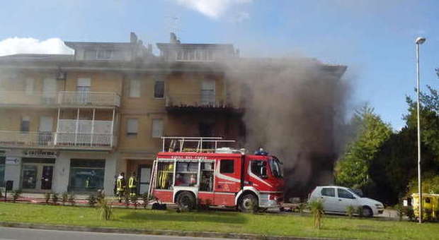 Paura a Ponzano di Fermo, incendio distrugge ferramenta Evacuato l'intero edificio