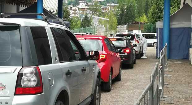 Auto in coda per il controllo allo stadio del ghiaccio di Cortina per i partecipanti al Summer Festival