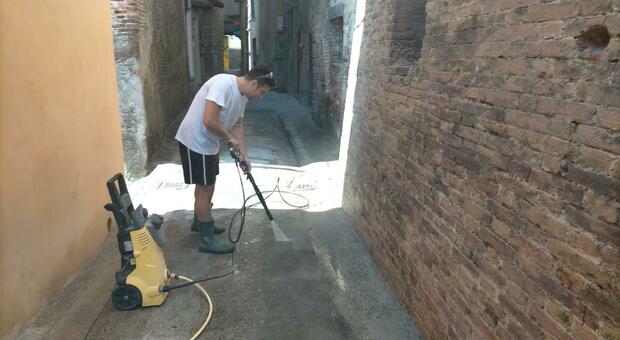 Perugia, commercianti e residenti puliscono via dei Pellari