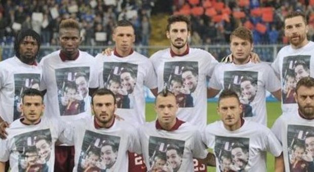 La Roma a Genova in campo con la maglia per ricordare Stefano De Amicis e il piccolo Cristian