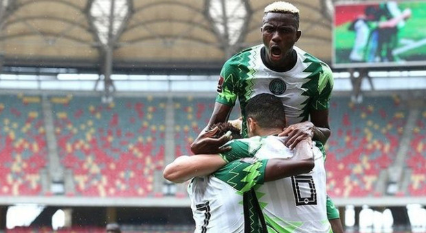Osimhen, quattro gol con la Nigeria e si toglie anche la maschera