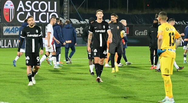 Cosenza-Ascoli 1-3, tris bianconero con Collocolo, Gondo e Donati. L'arbitro vieta i calzettoni rossi in ricordo di Rozzi