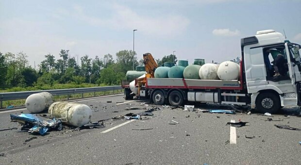 Milano, incidente sull’autostrada A4: due morti e tre feriti nello scontro tra due auto e due mezzi pesanti