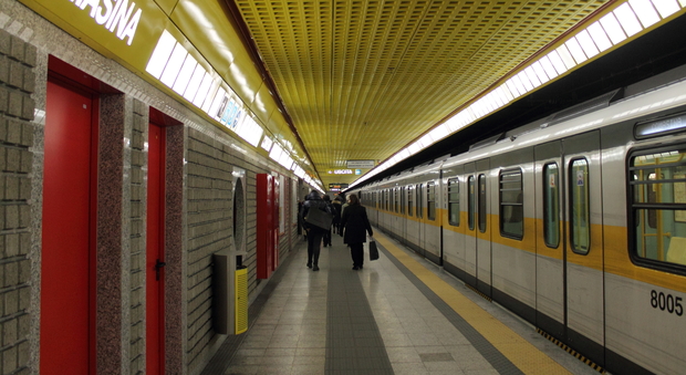 Milano, ragazzo cade sui binari in Metro: travolto e ucciso. Un altro uomo morto in stazione Certosa