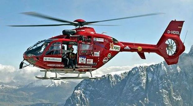 Un elicottero dell'Aiut Alpin Dolomites (da www.montagna.tv)