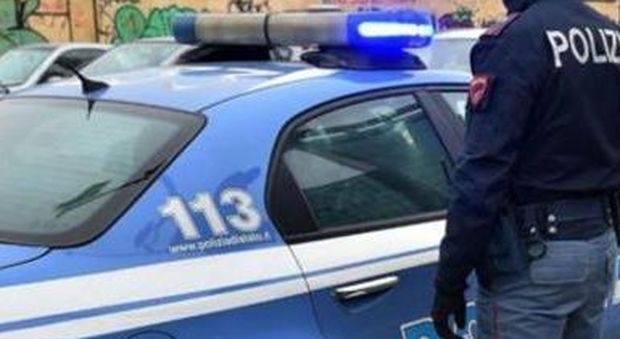 Roma, ruba auto, provoca un incidente e rapina una donna: arrestato