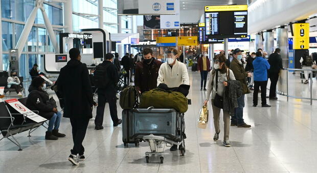 Coas voli, Heathrow chiede stop vendita biglietti per l'estate: «Troppi passeggeri»