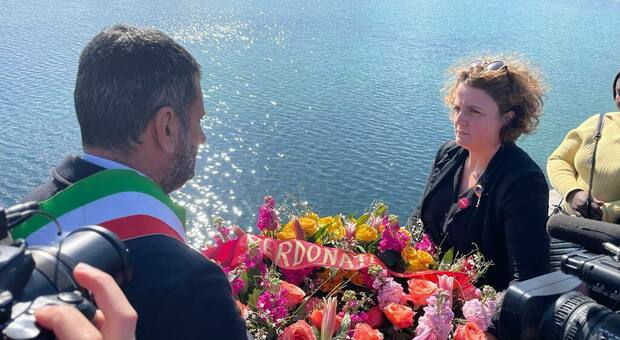 Cutro e naufragio migranti, a Bari fiori in mare per le vittime. Decaro: «Da sindaco non mi sento assolto»