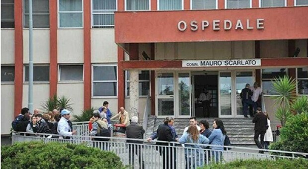 Malore davanti all'ospedale di Scafati, ma il pronto soccorso è chiuso: donna muore a 59 anni