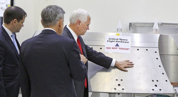 Nasa, guardare ma non toccare: una foto di Mike Pence imbarazza la Casa Bianca