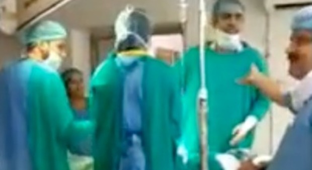 India, medici litigano in sala parto e la paziente perde il bambino: il video dell'infermiera fa il giro del mondo