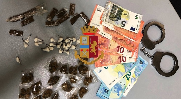 Cocaina, hashish e marijuana nella fioriera: arrestato pusher a Capodichino
