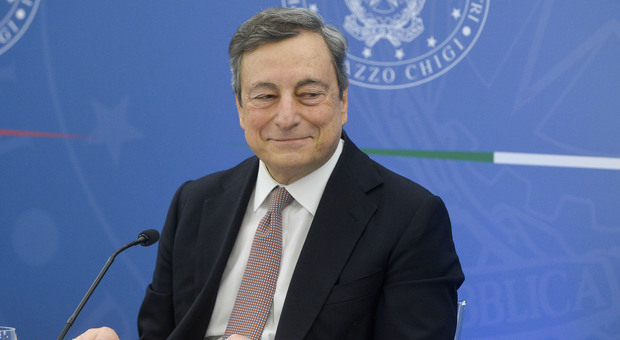 Un anno di Draghi, la fase 2 del premier: mediazione su Kiev per difendere la ripresa