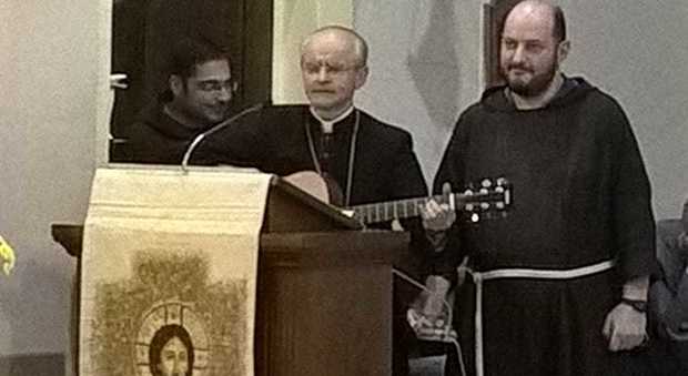 Il vescovo propone il Viagra per risollevare Avellino e canta Luigi Tenco IL VIDEO