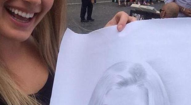 La canadese Bouchard in giro per Roma: selfie con ritratto a piazza Navona
