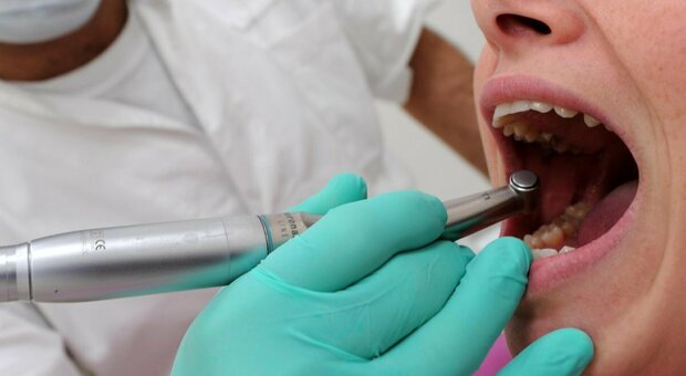 Coronavirus, igienisti dentali contro l'Oms: «Non rimandate le visite odontoiatriche»