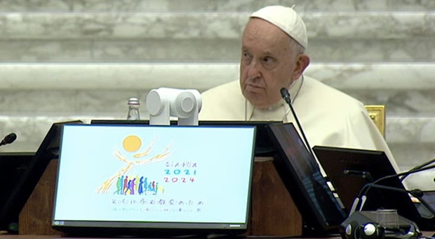 Coppie gay, la spaccatura al Sinodo ma il Papa lascia aperta la possibilità e incontra associazione Lgbt