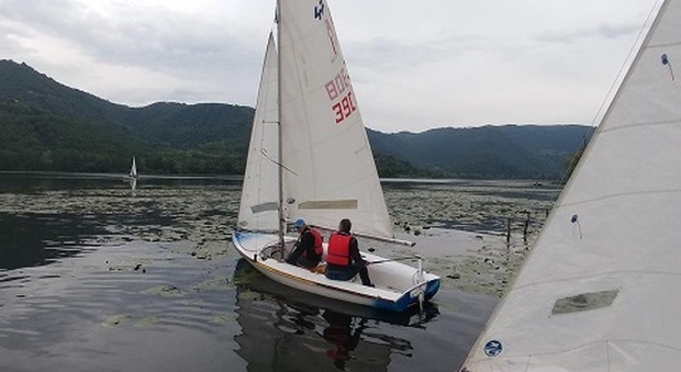 Il lago di Fimon ha ospitato una regata. Foto dell'associazione "10.000 vele di solidarietà"