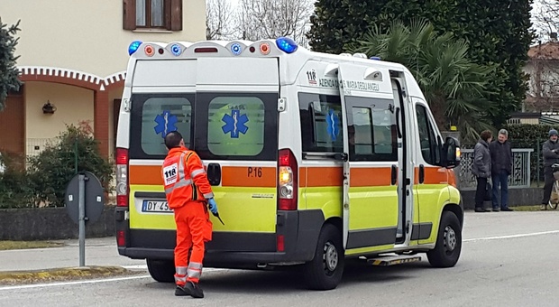 Infortunio: cade da 5 metri è grave all'ospedale, indagano i carabinieri