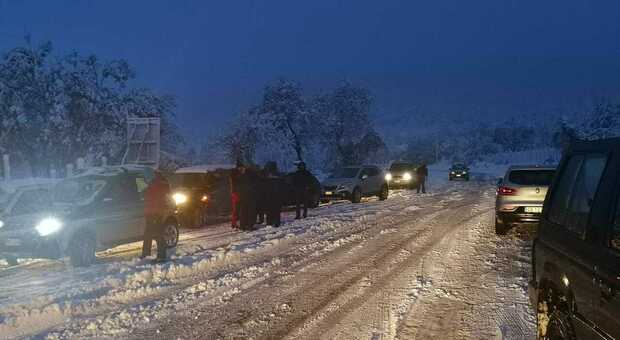 Strada impercorribile dopo la nevicata, Gran Sasso off limits: odissea per gli sciatori
