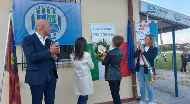 La targa dedicata ad Antonio "Tonino" Scabin allo stadio comunale di Donada