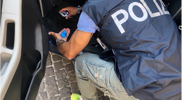 In vacanza a Pesaro per spacciare cocaina: presi i pusher albanesi col visto turistico